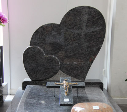 pierre tombale avec stèle en forme de coeur